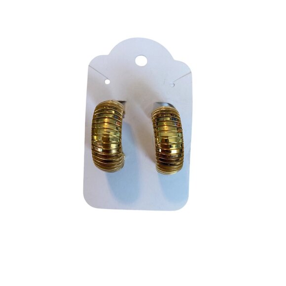 Vintage Gold-Tone Ribbed Clip-On Earrings - Picture 8 of 14